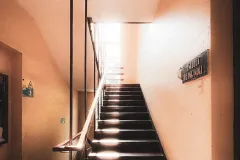 La-escalera-iluminada-por-la-luz-de-la-tarde-que-se-cuela-por-la-ventana