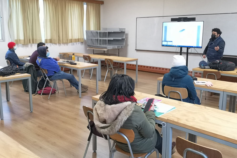 Egresados de Ingeniería Naval UACh comparten su experiencia en la industria con estudiantes de pregrado