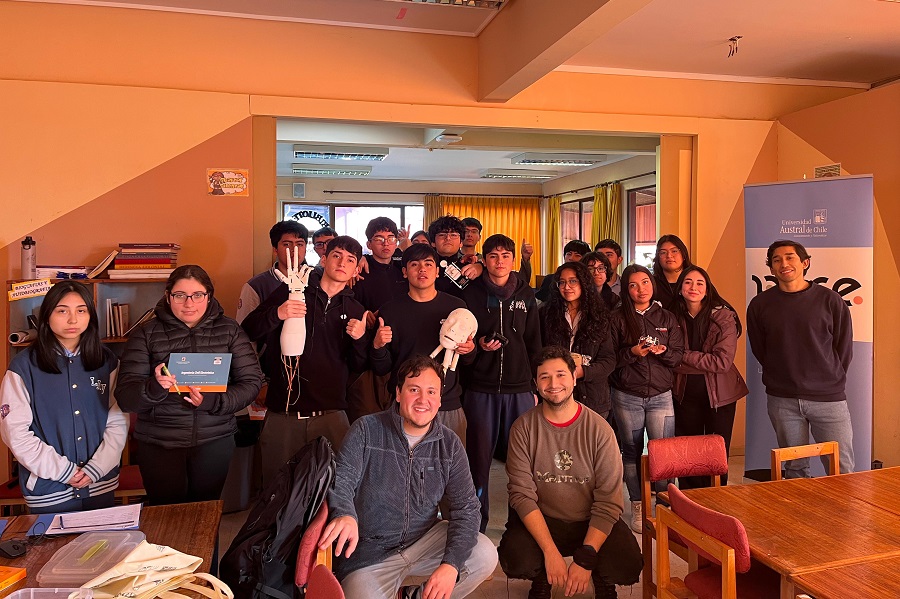 Ingeniería Civil Electrónica en alianza con Programa PACE-UACh realizó taller de robótica en liceo de Lago Ranco