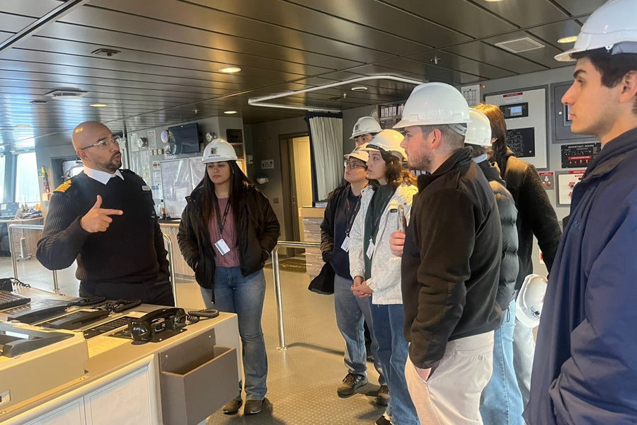 Estudiantes de Ingeniería Naval visitaron el buque polar Magellan Explorer