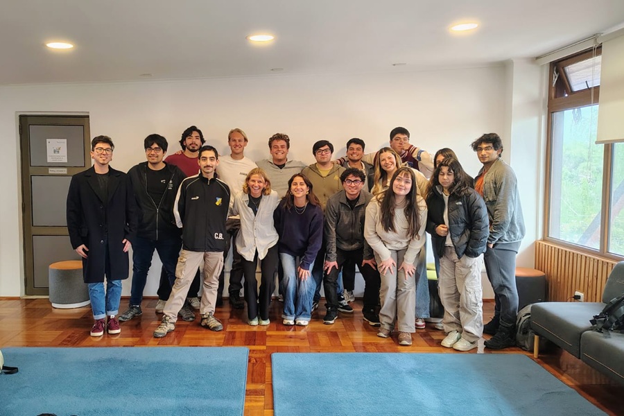 Delegación de estudiantes de la TU Delft de Países Bajos se reunió con estudiantes de Ingeniería Naval