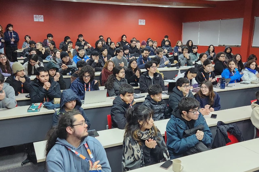 UACh recibe a más de 100 estudiantes en Campamento Invernal de Programación Competitiva