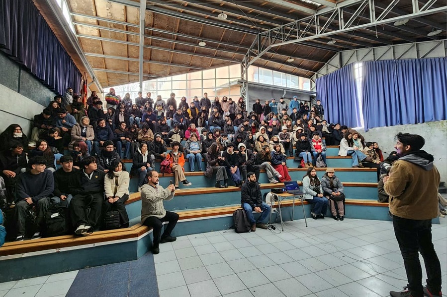 Ingeniería UACh y Preuniversitario Municipal afianzan su alianza con exitosa jornada sobre IA