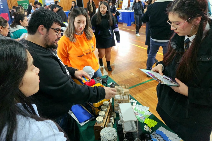 Ingeniería UACh participó en exitosa gira en Chiloé para presentar nuevas mallas curriculares de sus carreras